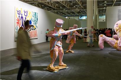 Spannung verspricht u.a. die „Unlimited“-Sektion: Hier zu sehen ist die Installation „The Shooting …1st of July (2006)“ von Folkert de Jong bei der Art Basel 2022
