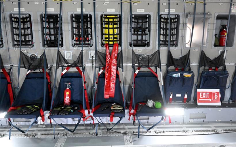 Spartanisch, aber zweckmäßig: das Interieur des Militärtransporters