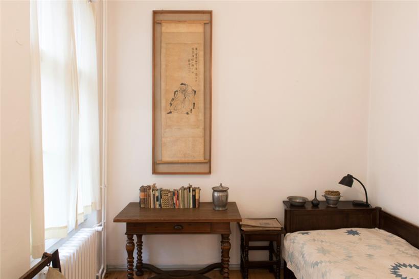 Spartanisch wie eine Klosterzelle: Brechts Schlafzimmer, in dem er am 14. August 1956 an einer Herzmuskelentzündung verstarb
