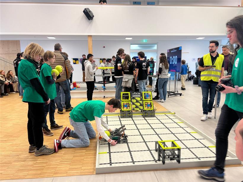 Spaß am Bauen und Coden haben die jungen Menschen hier
