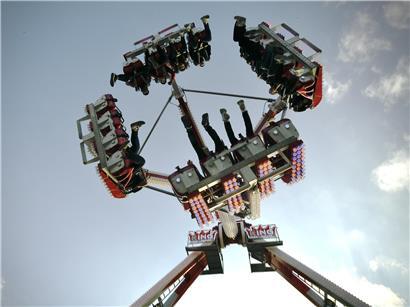Fröhliche Besucher genießen Fahrgeschäfte und Stände auf der bunten Differdinger Kirmes in Luxemburg
