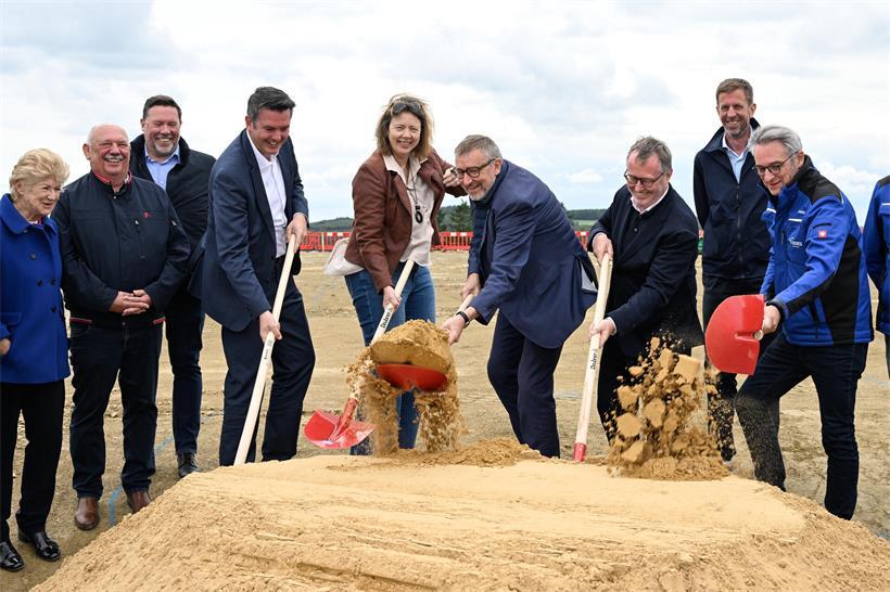 Spatenstich für Wandpark Eschduerf mit Energieminister Lex Delles, Bürgermeisterin Mireille Welter und weiteren Beteiligten.