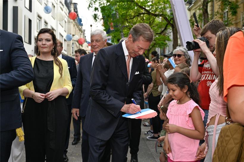 Spaziergang des Großherzogs und der Großherzogin, gemeinsam mit den städtischen ...