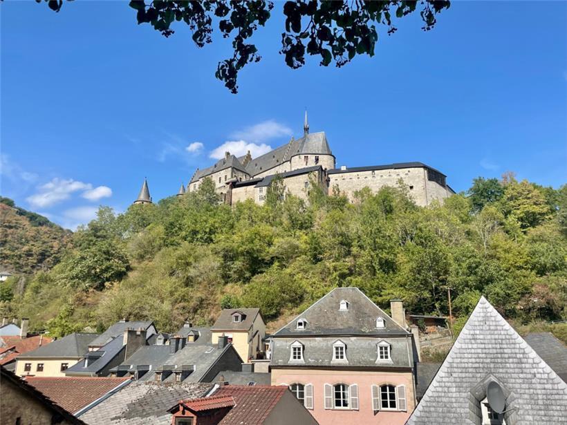 Spaziergang entlang der Ringmauer. Das Schloss ist omnipräsent.