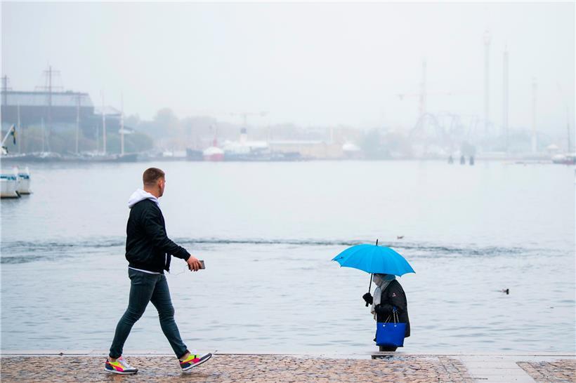 Spaziergang in Stockholm: Schwedens Sonderweg droht an der zweiten Welle zu scheitern
