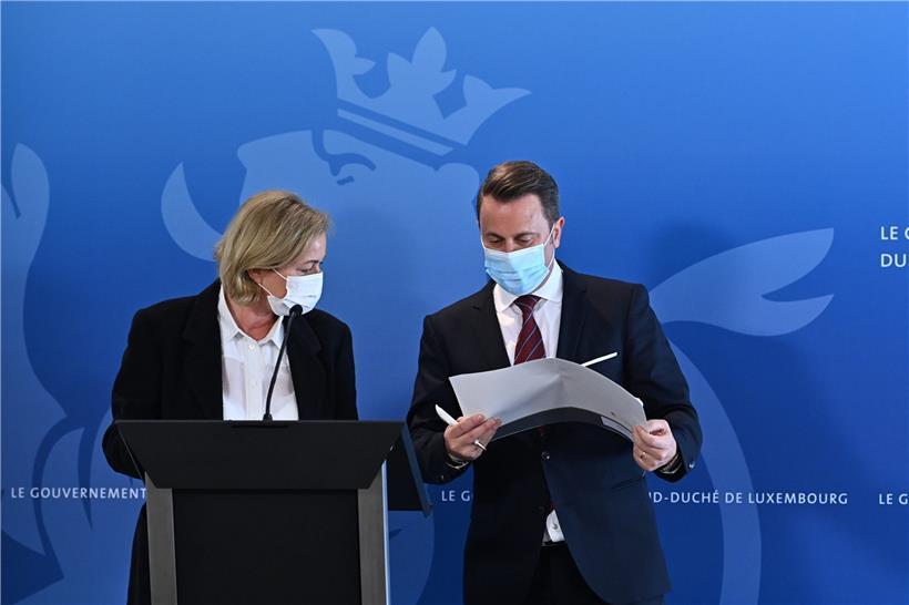 Spickzettel – anders lassen sich die Zahlen, mit denen Xavier Bettel (r.) jongliert, kaum merken
