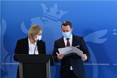 Spickzettel – anders lassen sich die Zahlen, mit denen Xavier Bettel (r.) jongliert, kaum merken
