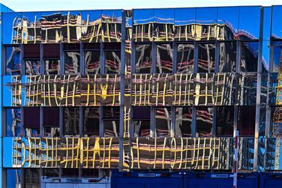 Spiegelung einer Baustelle auf dem Kirchberg: unklare Aussichten für die Baubranche 
