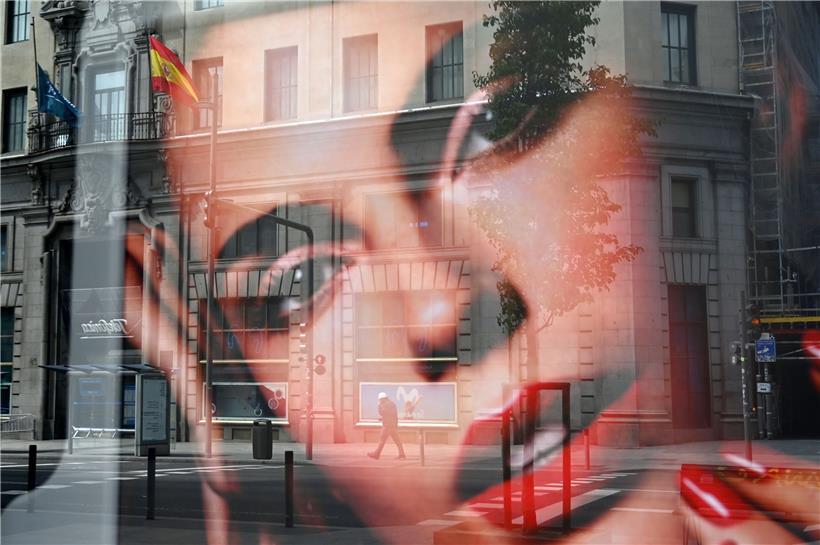 Spiegelung in einem Schaufenster in der Gran Via in Madrid: Nach einem sehr strengen Lockdown soll es mit den Öffnungen nun erstaunlich schnell gehen
