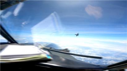 Spiel mit dem Feuer: Ein chinesisches J-16-Kampfflugzeug fliegt Ende Mai nah an ein US-Flugzeug vom Typ RC-135 heran, das im internationalen Luftraum über dem Südchinesischen Meer unterwegs ist
