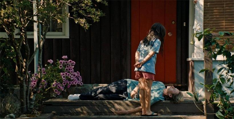 Spielen die ungleichen Geschwister: Eylul Guven (vorne) und Edik Beddoes (liegend) in „Blue Heron“