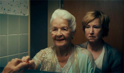 Spielen in „Im Spiegel meiner Mutter“ das Mutter-Tochter Gespann: Hildegard Schmahl (l.) und Corinna Harfouch (r.) 
