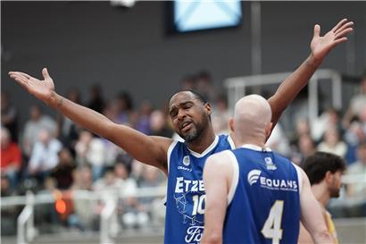 Ehemaliger Profispieler Billy McDaniel enttäuscht wegen neuer Regelung im Sport, die Spieler benachteiligt.