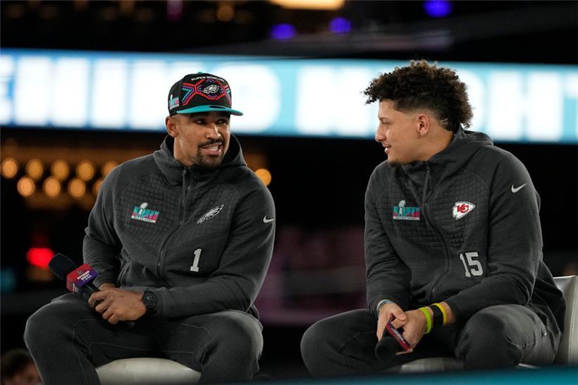 Spielmacher unter sich: die beiden Quarterbacks Patrick Mahomes (r., Chiefs) und Jalen Hurts (Eagles)
