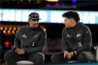 Spielmacher unter sich: die beiden Quarterbacks Patrick Mahomes (r., Chiefs) und Jalen Hurts (Eagles)
