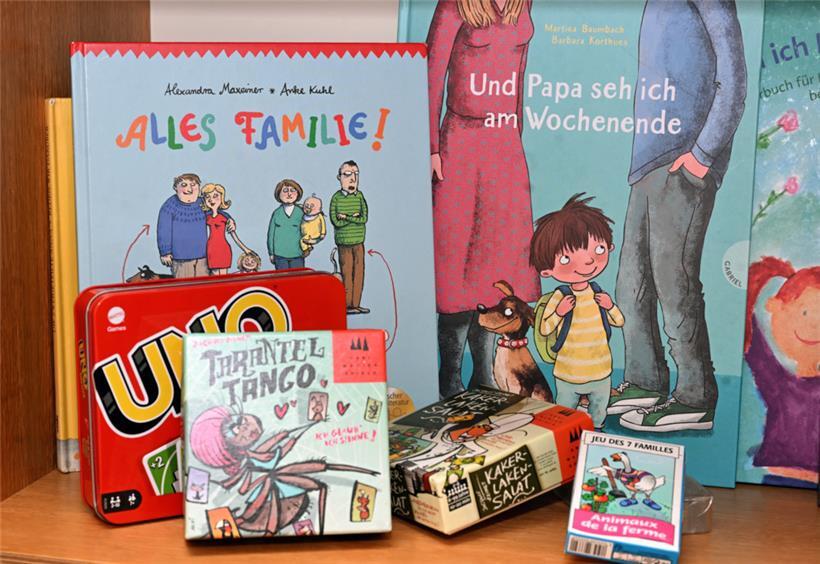Spielmaterial und Bücher stehen für die Kinder bereit
