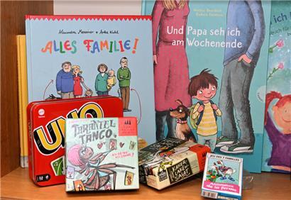 Spielmaterial und Bücher stehen für die Kinder bereit
