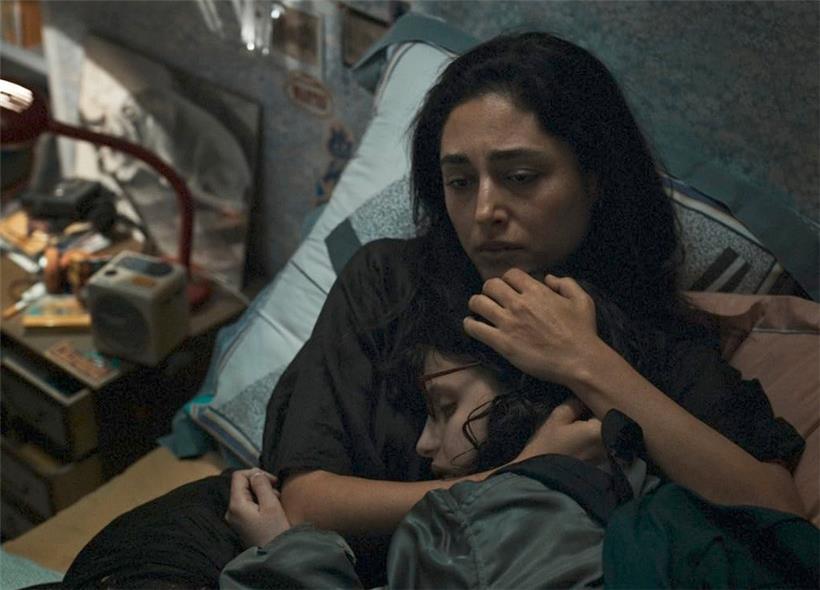Spielt die besorgte Ärztin und Mutter: Golshifteh Farahani, mit Mélissa Boros in „Alpha“ 
