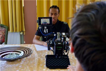 Spielt einen Polizisten in „Vermësst!“: Ryan Cibango
