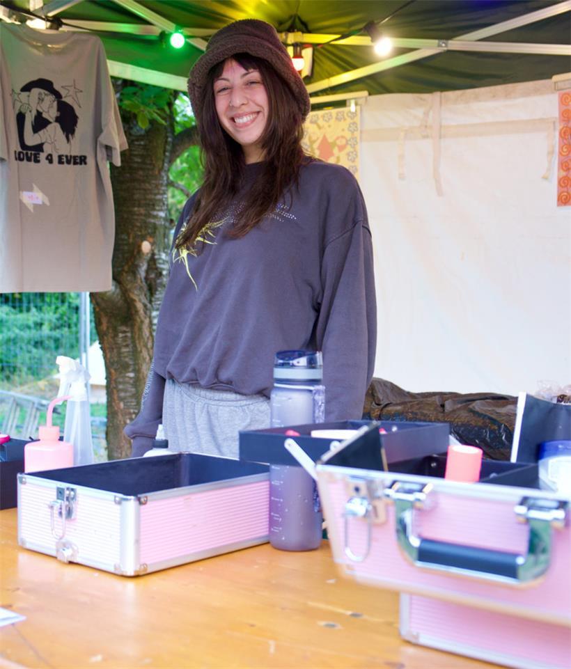 Spikeysun Tattoo: Dunia Ciuferri verewigt Festivalmomente in feinen Linien
