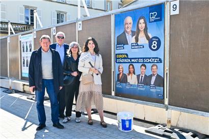 Spitzenkandidatin Amela Skenderovic (DP) hat selbst Hand angelegt beim Plakate aufhängen
