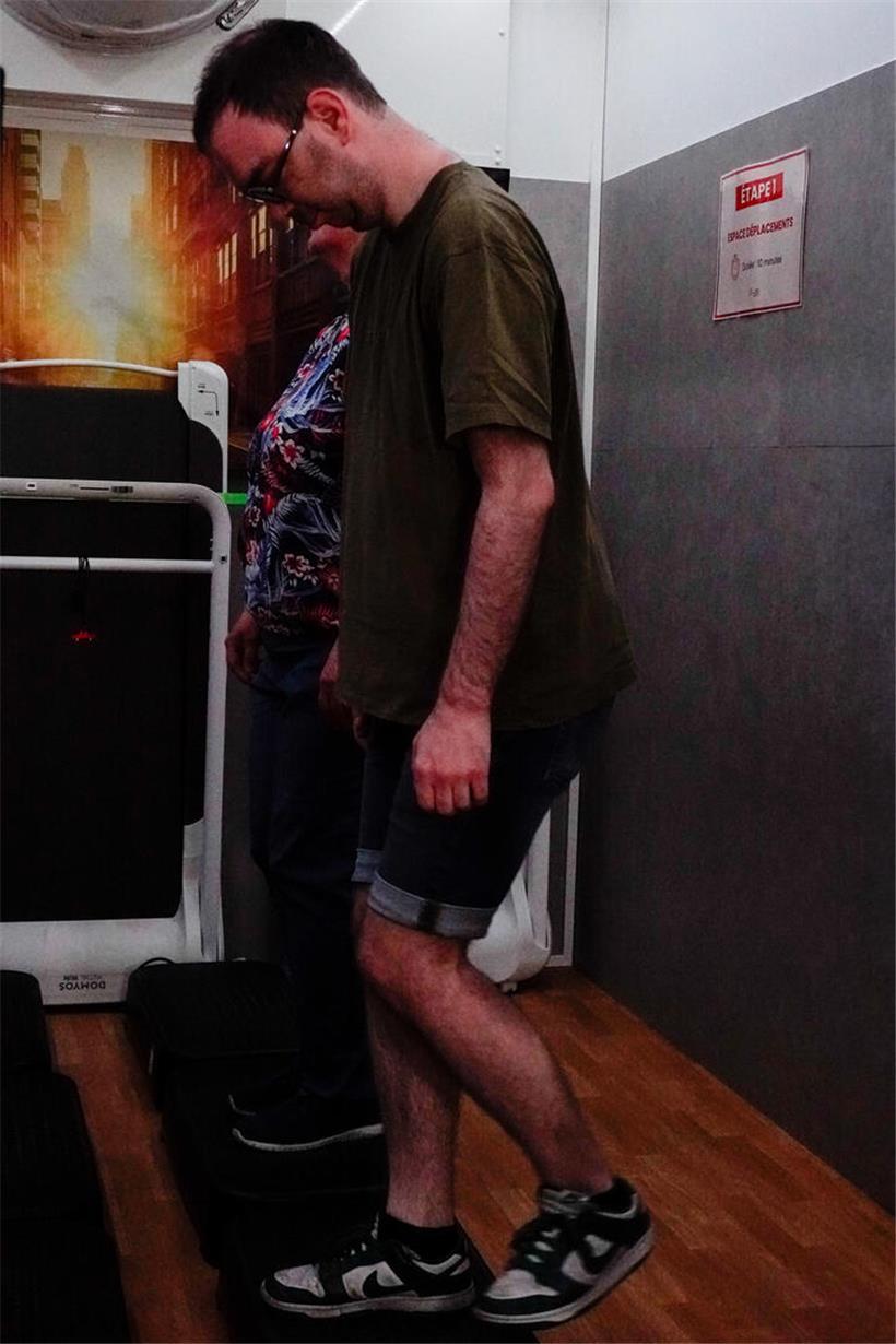 Mann trainiert draußen bei extremer Hitze von 50 Grad Celsius, intensives Sport-Workout unter großer Belastung