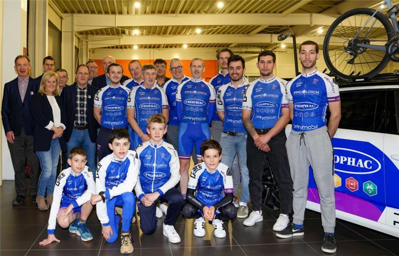 Sportler und Vorstandsmitglieder