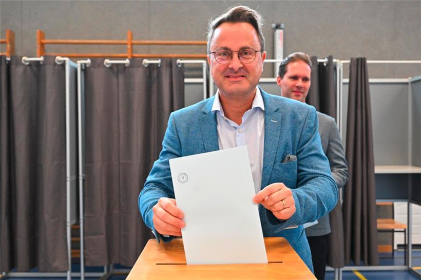 Sportlich: Premierminister Bettel „warf“ seinen Zettel in einer Turnhalle in Bon...