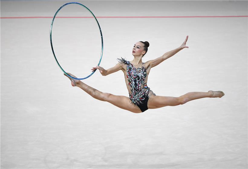 Sportliche Eleganz: Elena Smirnova bei ihrer Übung gestern mit dem Reifen
