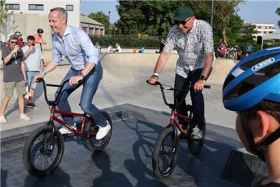 Sportminister Georges Mischo (l.) und Strassens Bürgermeister Nicolas Pundel (r.) trauten sich zwar nicht aufs Brett – aber immerhin auf das BMX
