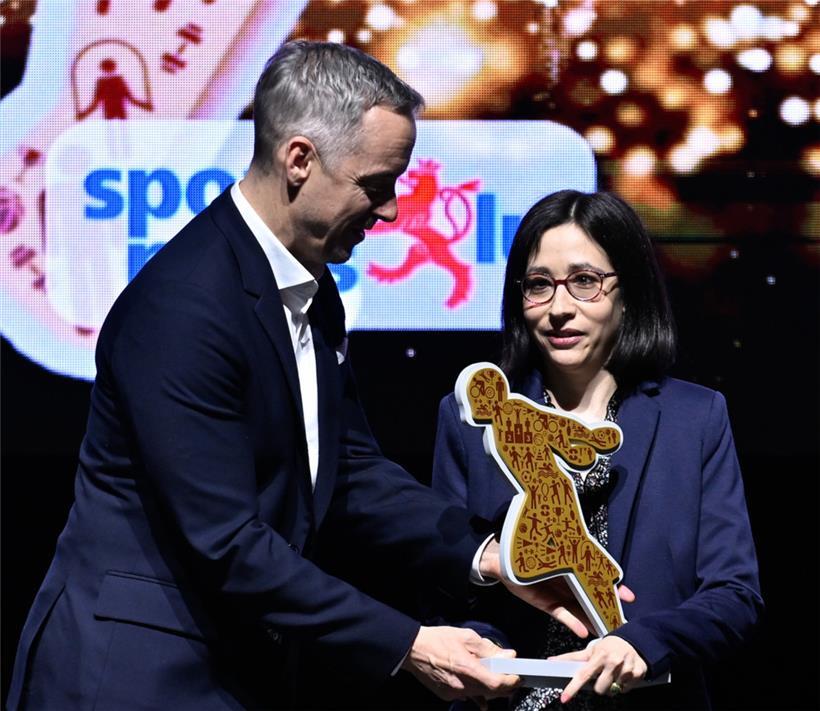 Sportminister Georges Mischo überreichte den „Prix Sport et Handicap“ an Liz Con...