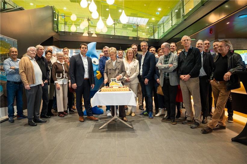 Sportministerin Martine Hansen (CSV) schneidet feierlich Geburtstagstorte bei offizieller Veranstaltung an