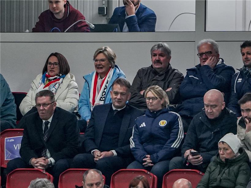 Sportministerin Martine Hansen und FLF-Präsident Paul Philipp verfolgen Länderspiel gemeinsam im Stadion