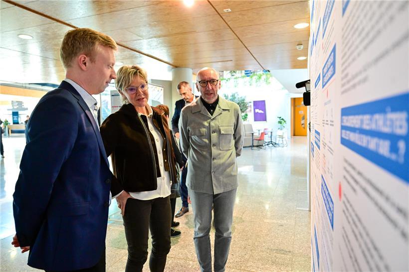 Sportministerin Martine Hansen mit COSL-Präsident Michel Knepper und Loïc Hoscheit bei ALIS-Ausstellung in der Coque