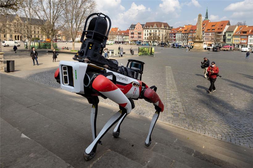 Spot, ein Roboter mit hundeartigen Bewegungen – und eben kein Mensch
