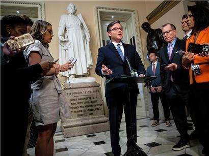 Mike Johnson, Sprecher des Repräsentantenhauses, verkündet Durchbruch nach Kongress-Sitzung, politische Entscheidung USA