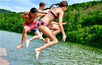 Sprung ins kühle Nass der Sauer bei Rosport: Am Weihnachtswochenende geht das wohl eher nicht – an einem der langen Wochenenden im Sommer 2025 aber bestimmt. 
