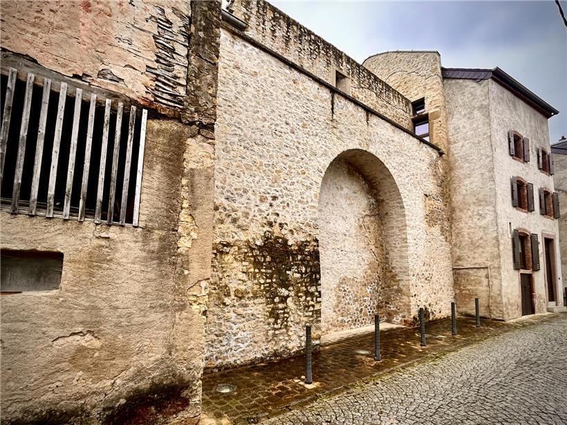Spuren der Berliner Mauer in historischen Hausfassaden integriert, sichtbare Mauerelemente und urbaner Stadtcharakter