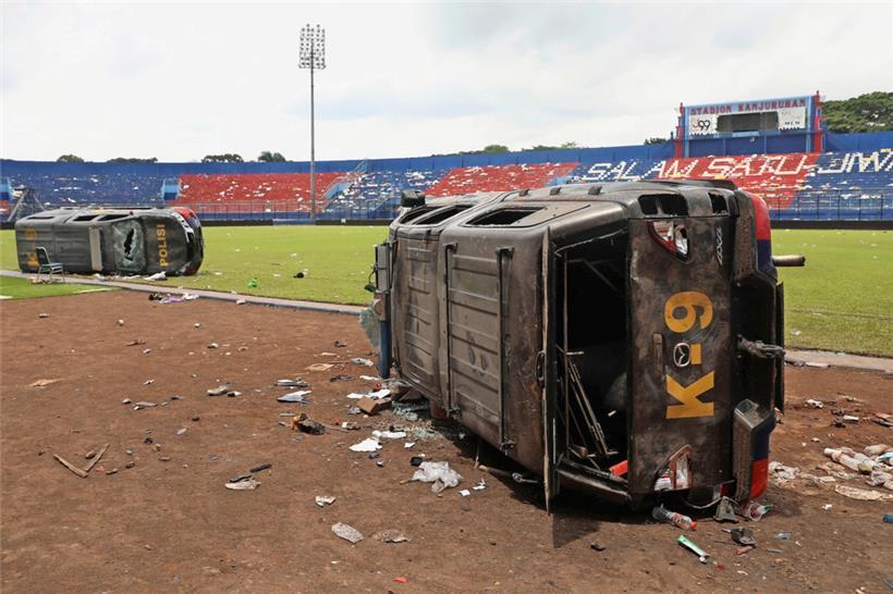 Spuren der Verwüstung bleiben auf dem Spielfeld des Kanjuruhan-Stadions in Malan...