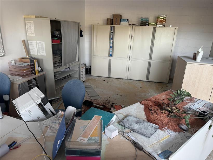 Verwüstetes Schulsekretariat mit beschädigten Möbeln und verstreuten Unterlagen nach Vandalismus