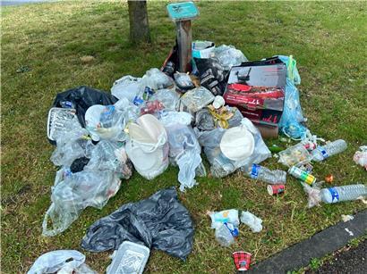 Spuren eines Wochenendes mit Müll und Unordnung an der Esplanade in Bech-Kleinmacher, Naturschutzgebiet Moselufer