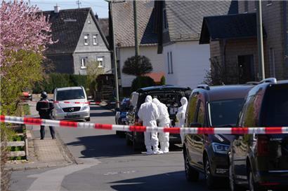 Spurensicherung und Polizei arbeiten in Weitefeld im Westerwald. Drei Menschen sind in Weitefeld im Westerwald tot aufgefunden worden
