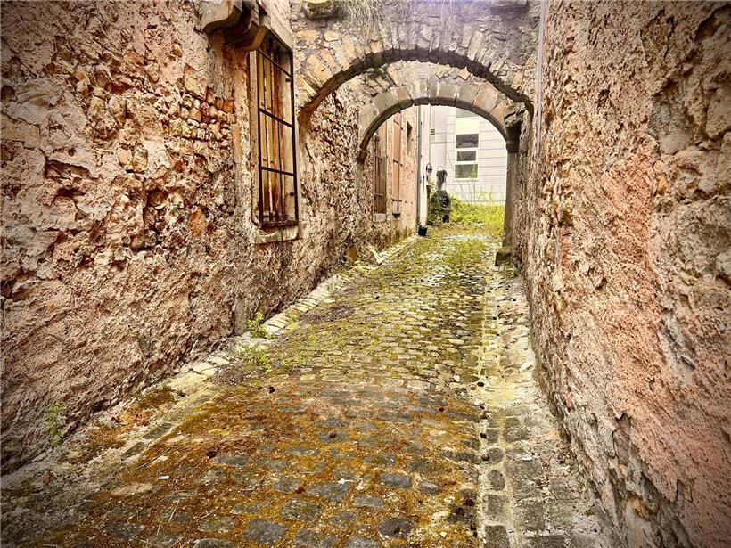 Spurensuche in der historischen Altstadt von Grevenmacher mit Kopfsteinpflaster und alten Fachwerkhäusern