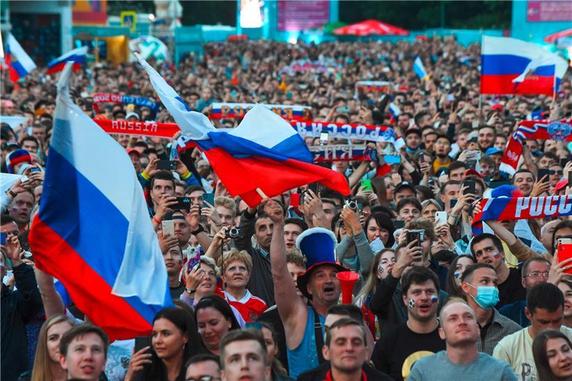 St. Petersburger Fanzone zu Beginn des Turniers: An der Newa werden täglich bis zu 1.000 Menschen hospitalisiert
