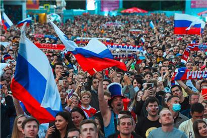 St. Petersburger Fanzone zu Beginn des Turniers: An der Newa werden täglich bis zu 1.000 Menschen hospitalisiert
