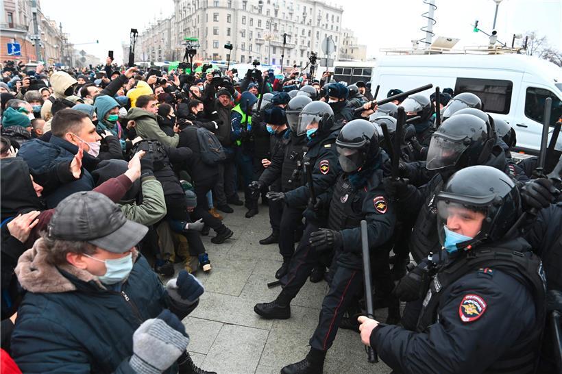 Staat gegen Bürger: Die Kreml-Führung ließ am Samstag bei einer Demonstration gegen Präsident Putin und für die Freilassung des Oppositionellen Alexej Nawalny auf die Kritiker einprügeln
