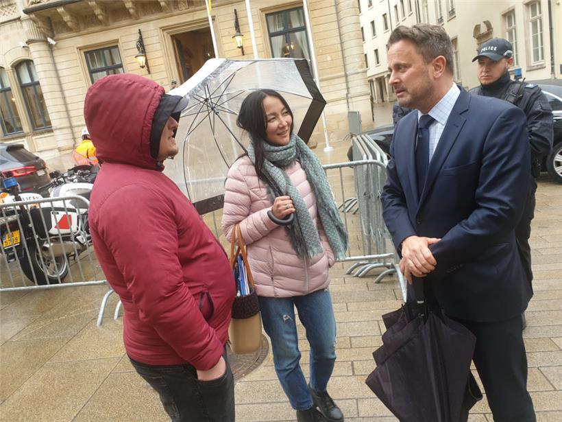 Staatsminister Xavier Bettel nahm sich mehrere Minuten lang Zeit, um Denis und Anna persönlich in Luxemburg zu begrüßen
