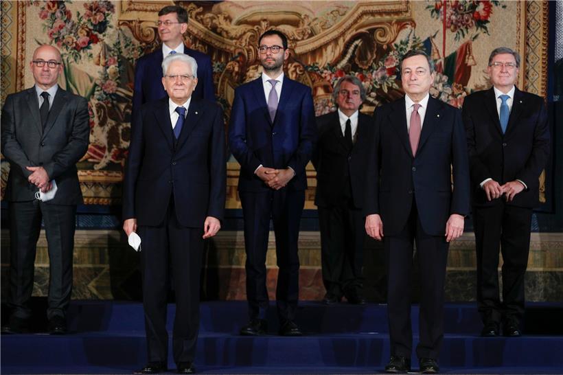 Staatspräsident Mattarella und Neupremier stehen vorne: Italien hat neue Minister

