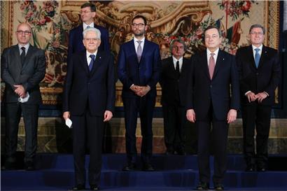 Staatspräsident Mattarella und Neupremier stehen vorne: Italien hat neue Minister
