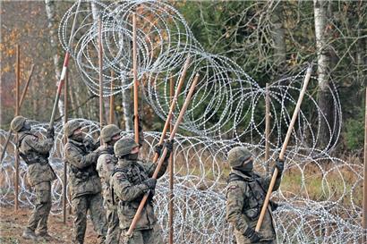 Stacheldraht für die Festung Europa: Polnische Soldaten installieren im November 2022 Stacheldraht entlang der polnischen Grenze zur russischen Exklave Kaliningrad
